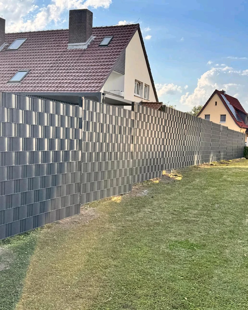 Doppelstabmattenzaun mit anthrazitfarbenem Sichtschutz entlang eines Wohngrundstücks im Raum Wabern